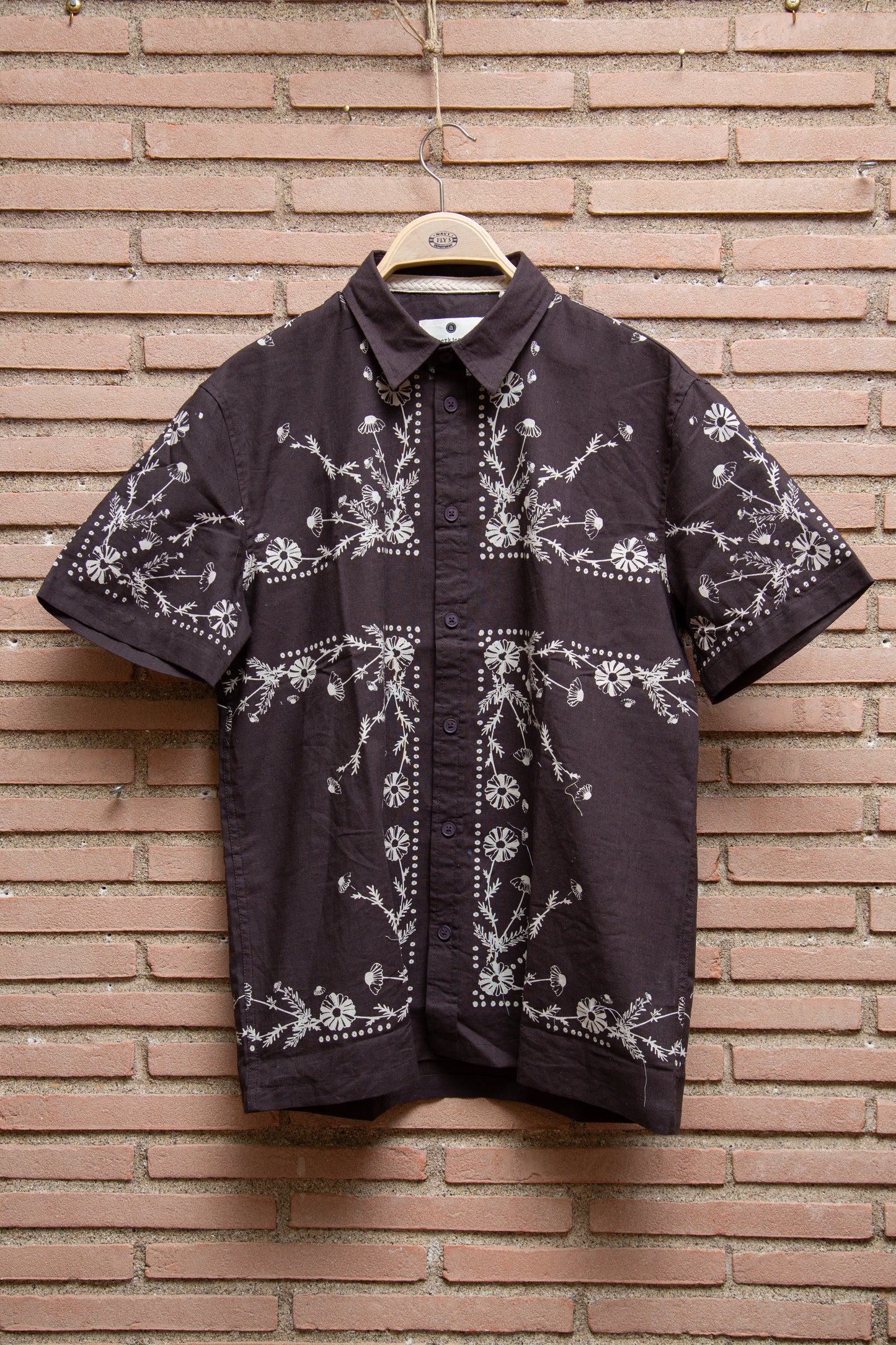 Anrkjendt - camicia cotone floreale base caffè